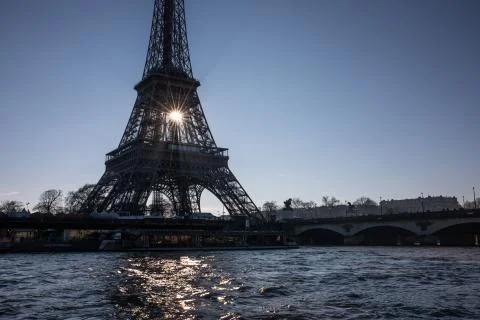 The sun rises behind the Eiffel Tower in Paris, France. Foto stock