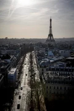 The sun rises behind the Eiffel Tower in Paris, France near New Years Stockfoto's