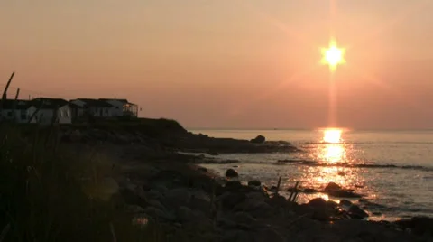 Sun Rises on Cottages on the Ocean 動画素材 28298470