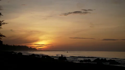 Sun rises Stockbeeldmateriaal 140260572