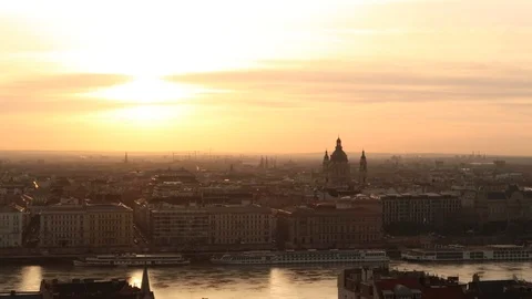 Sun rises over Budapest timelapse. View over Danube river Video stock 92110256