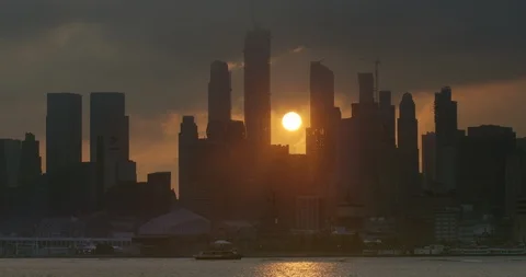 The Sun rises over the Manhattan Skyline at dawn. Stock Footage 95912024
