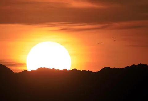 Sun rises over mountains surrounding Sana'a, Sanaa, Yemen - 02 Sep 2026 Fotos Stock