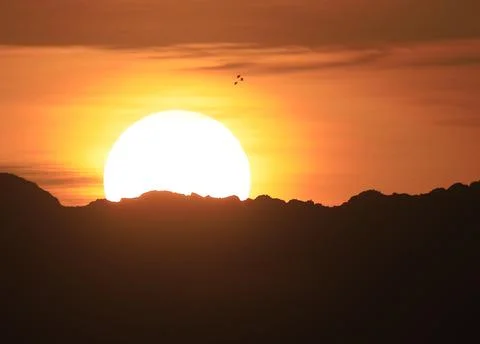 Sun rises over mountains surrounding Sana'a, Sanaa, Yemen - 02 Sep 2026 Fotos Stock