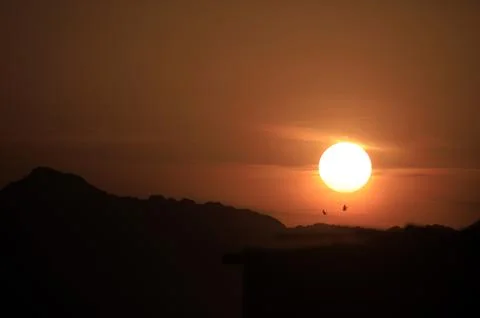 Sun rises over mountains surrounding Sana'a, Sanaa, Yemen - 02 Sep 2026 Fotos Stock