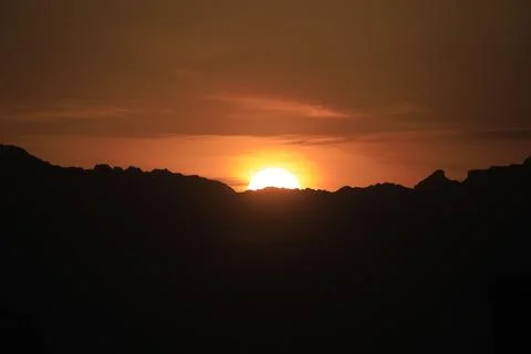 Sun rises over mountains surrounding Sana'a, Sanaa, Yemen - 02 Sep 2026 Fotos Stock