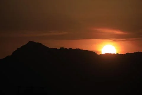 Sun rises over mountains surrounding Sana'a, Sanaa, Yemen - 02 Sep 2026 Fotos Stock