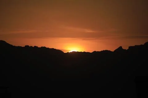 Sun rises over mountains surrounding Sana'a, Sanaa, Yemen - 02 Sep 2026 Fotos Stock