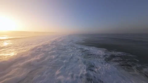 Sun rises over ocean waves 库存影片 346168571