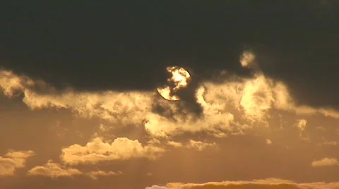 Sun rising behind the clouds Stock-Footage 305774