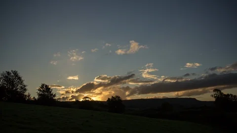 Sun rising behind clouds in the Lake District 库存影片 99401893