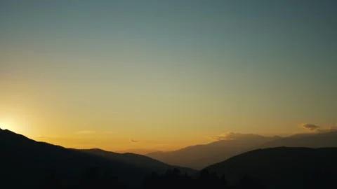 Sun rising behind the mountains Vídeo Stock 261705849