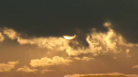 Sun rising behind the moving clouds Stock-Footage 420234