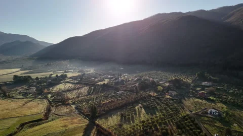 Sun rising from behind the rolling hills of picturesque Italian countryside Video stock 318650095