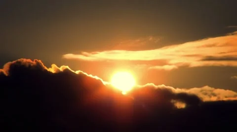 Sun rising over clouds timelapse Video stock 10735456