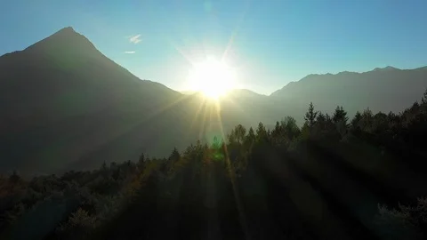 Sun rising over the mountain ranges in Austria 库存影片 104804581