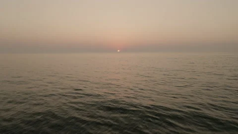Sun rising over the ocean 库存影片 208899472