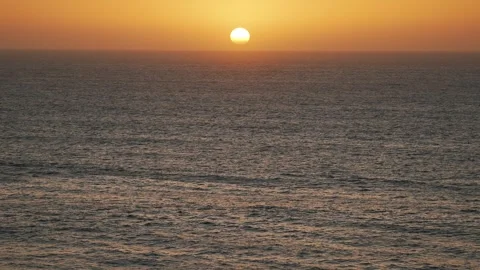 Sun rising from the sea Vídeo Stock 261706109
