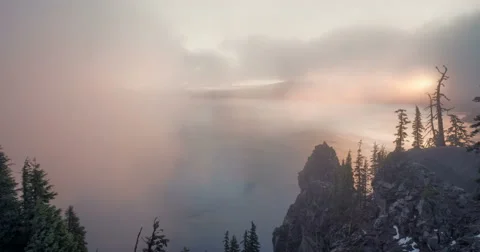 Sun Rising through fog time lapse at Crater Lake National Park Vidéo 68630723
