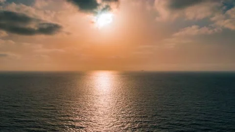 Sun set in the ocean Stockbeeldmateriaal 131015815