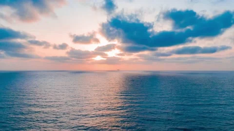 Sun set in the ocean Stockbeeldmateriaal 131015952