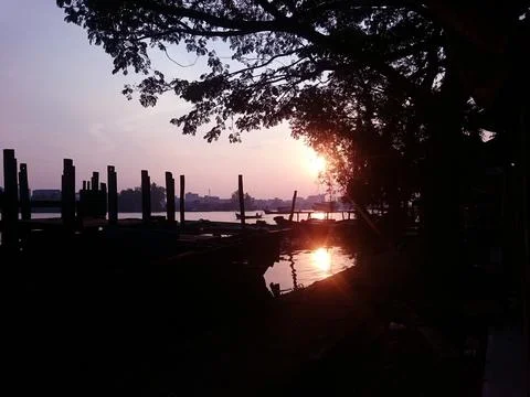 Sun set under bridge 스톡 사진