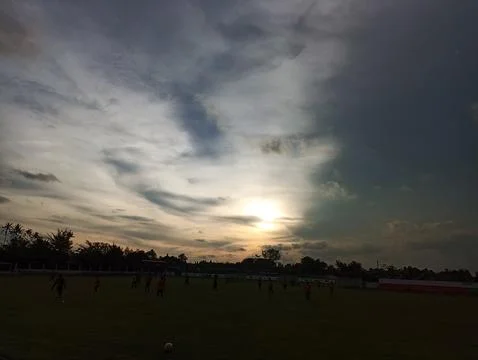 The sun sets in the afternoon when there are many people in the field Stock Photos