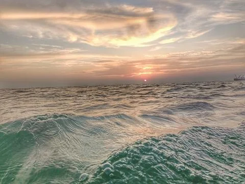 Sun sets and the waves crash on the ocean. Foto stock