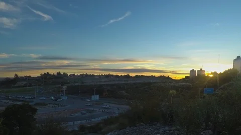Sun sets behind 2 buildings and cars pass by a road.
Atardecer detras de 2 Stock Footage 97164993