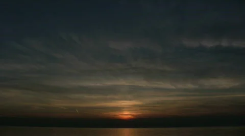 Sun sets behind clouds and reflects in water (High Definition) Stock-Footage 360755