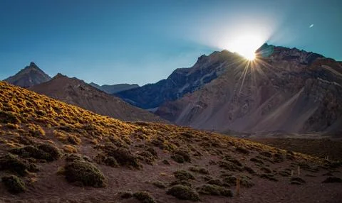 The sun sets behind the mountain top 스톡 사진