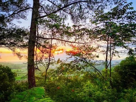 The sun sets behind the mountains 库存照片