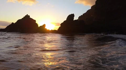 The sun sets behind rocky cliffs on the coast of la palma in the canary islands 스톡 동영상 308409645