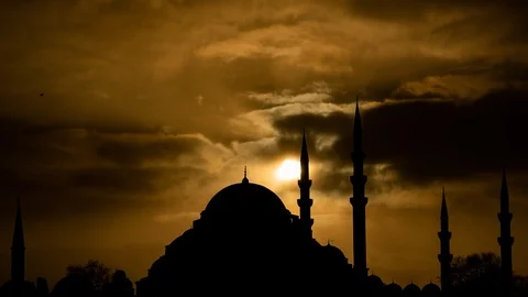 The sun sets behind silhouette of Mosques in Istanbul Vídeo Stock 124472209