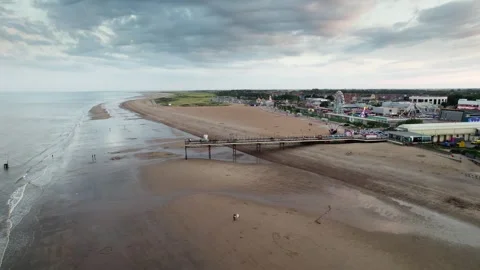 The sun sets behind Skegness pier in a captivating aerial video, as people .. 库存影片 252656276