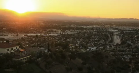 Sun sets behind smoke clouds over the Malibu area Vídeos de archivo 98218729