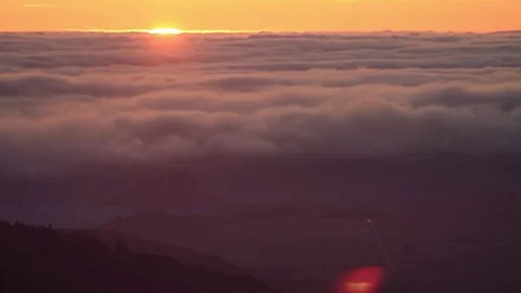 Sun sets below clouds Stock-Footage 76788910