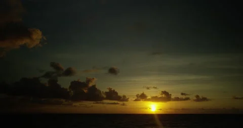 Sun sets below horizon 스톡 동영상 139377655