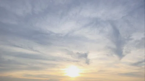 The sun sets with black clouds moving through.Time Lapse Vidéo 106001079