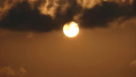 The sun sets with black clouds moving through.Time Lapse 库存影片 106741471