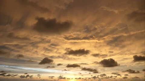 The sun sets with black clouds moving through.Time Lapse Vidéo 117841933