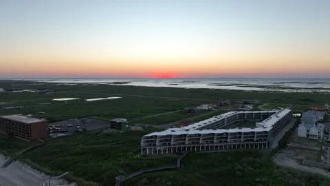 Sun Sets in Blink of an Eye Behind Beachfront 库存影片 301481773