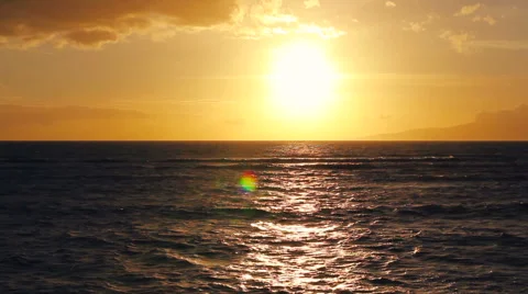 Sun sets into the horizon above the ocean in Hawaii Stock Footage 55332149