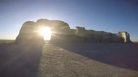 Sun sets in keyhole arch in rock formation, time lapse 库存影片 67085234