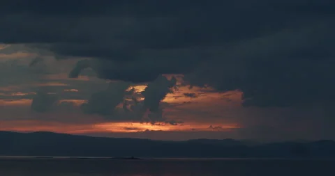 Sun sets by lake Vidéo 139407701