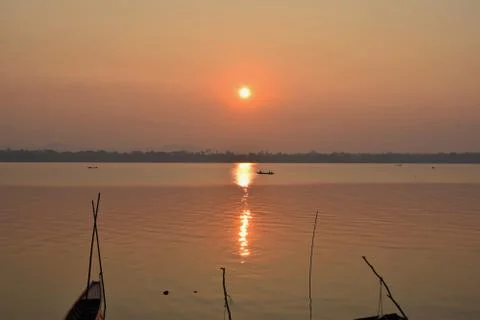 The sun sets in the Mekong river Foto stock