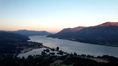 The sun sets over the Columbia River Gorge Stock Footage 251791618