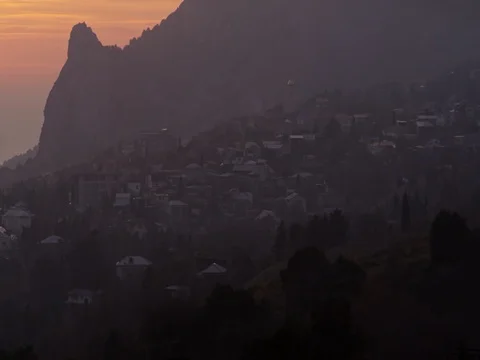 The sun sets over the horizon and the city falls asleep Video stock 84809483