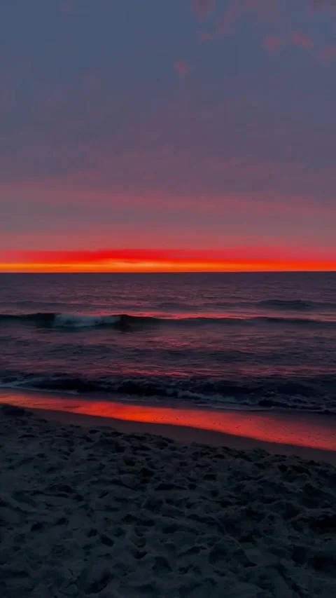 Sun sets over the horizon of a beach Stock Footage 273724295
