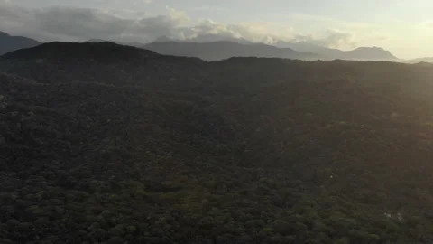 Sun sets over the jungle - high altitude rotation - Drone Tayrona Colombia 스톡 동영상 140151626